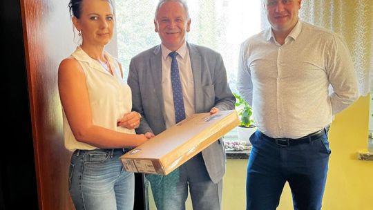 Laptopy dla czwartoklasistów ze szkoły w Broninie 