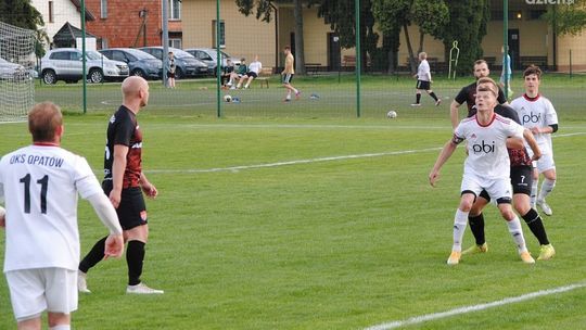 Liderzy gromią rywali - Star Starachowice i Stal Kunów w drodze do awansów
