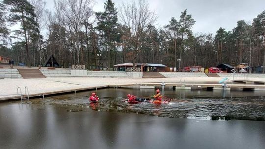Lodowe ćwiczenia strażaków na zalewie w Golejowie