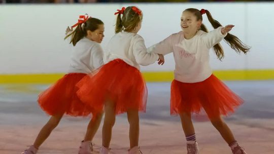 Lodowisko w centrum Ostrowca zachęca do nauki jazdy na łyżwach 