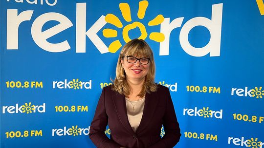 Magdalena Fogiel-Litwinek w studiu Radia Rekord Świętokrzyskie podczas audycji „Temat Dnia”
