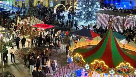 Magiczny Grudzień w Kielcach: mnóstwo ludzi na Orszaku Świętego Mikołaja