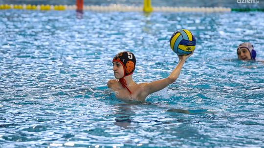 Małe sukcesy młodych waterpolistów KSZO
