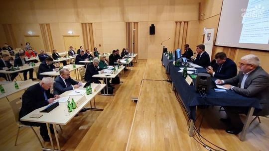 Marszałek województwa z podwyżką, regulacje diet radnych zablokowane