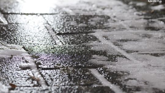 Marznący deszcz i gołoledź: Alert RCB dla mieszkańców świętokrzyskiego