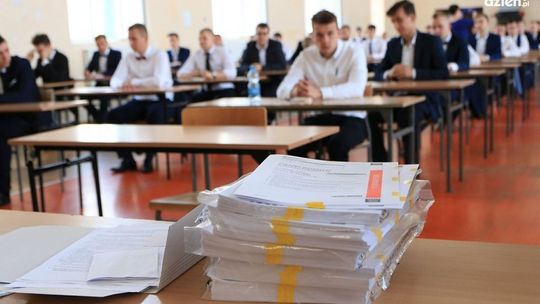 Maturzyści i ósmoklasiści mierzą się z królową nauk