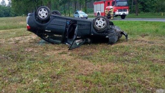 Mężczyzna dachował. Został zabrany do szpitala