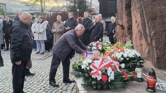 Mieli zostać zapomniani na zawsze. Ostrowczanie upamiętnili ofiary zbrodni katyńskiej