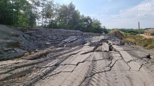 Mieszkańcy bez wody i dojazdu. W Dziewiątlach zapadła się ziemia.