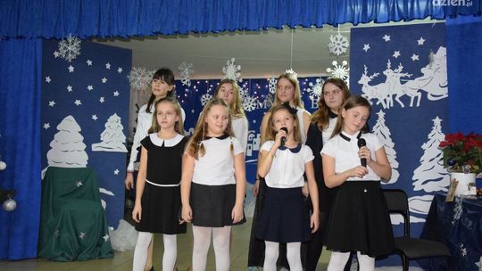 Mieszkańcy os. Gutwin podzielą się opłatkiem i świątecznymi życzeniami 