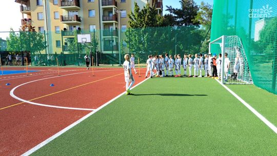 Mieszkańcy ostrowiecka osiedla Rosochy mogą już korzystać z wielofunkcyjnego boiska