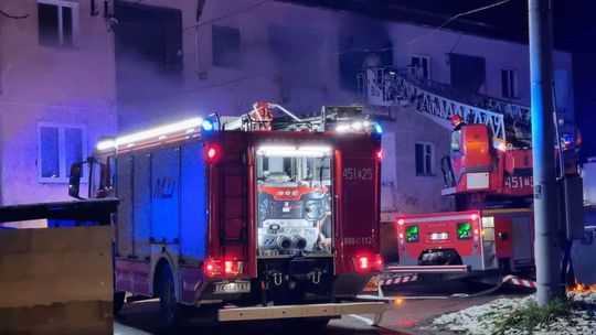 Mieszkańcy palącego się mieszkania ewakuowani przy pomocy drabiny strażackiej 