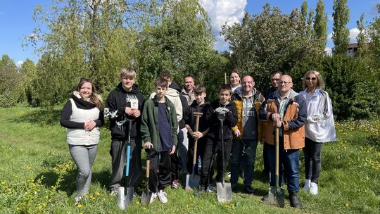 Mieszkańcy zasadzili krzewy w Parku Czarnowskim