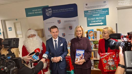 Mikołajkowa wizyta w Świętokrzyskim Centrum Pediatrii. Książki i przytulanki dla najmłodszych pacjentów
