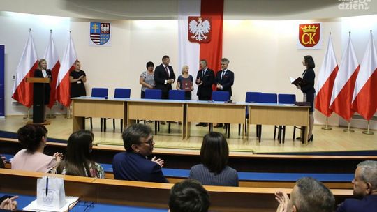 Miliony dla dzieci w pieczy zastępczej - pieniądze trafią do 14 powiatów