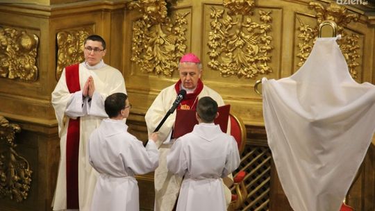 Milkną dzwony i organy. W Kościele rozpoczyna się Triduum Paschalne