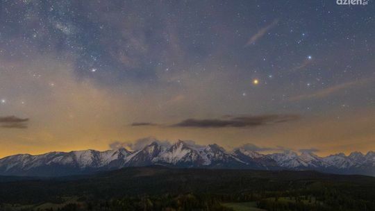 Miłośnicy zjawisk na niebie uchwycili zjawiskowy wschód Słońca w Tatrach.