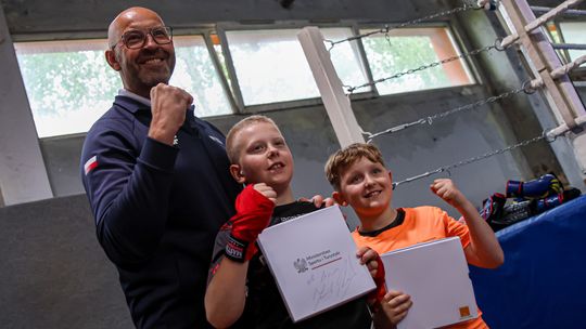 Minister sportu w Świętokrzyskiem. Nowe boiska, akademia Korony i spotkanie z młodymi sportowcami Minister sportu w Świętokrzyskiem. Nowe boiska, akademia Korony i spotkanie z młodymi sportowcami