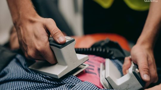 Młody mężczyzna zmarł na przystanku autobusowym w Morawicy