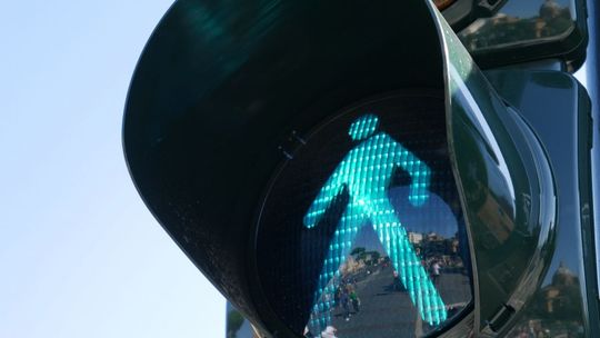 Młody mężczyzna został potrącony na pasach