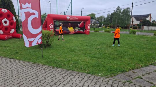 Młodzi piłkarze walczą w Kielcach o awans do Ogólnopolskich Finałów Pucharu Tymbark i grę na PGE Narodowym Młodzi piłkarze walczą w Kielcach o awans do Ogólnopolskich Finałów Pucharu Tymbark i grę na PGE Narodowym
