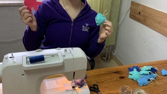 Młodzi sportowcy twórcami świątecznych ozdób