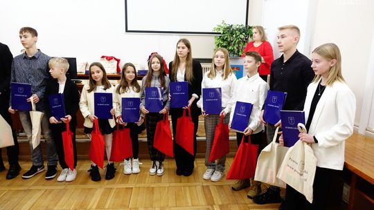 Młodzi sportowcy z Buska-Zdroju nagrodzeni przez starostę 