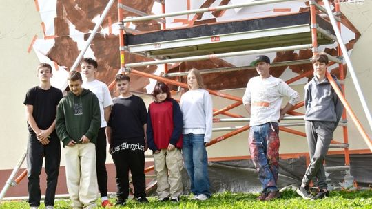 Młodzież maluje mural Stefana Żeromskiego