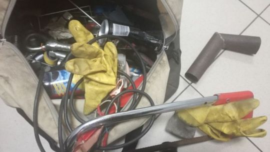 Młotek, śrubokręty i pusty kanister - tak chcieli okraść myjnie