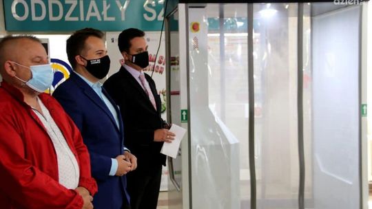 Mobilna kabina do dezynfekcji w starachowickim szpitalu