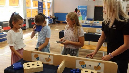 Mobilna wystawa Centrum Nauki Kopernik zawitała do szkoły w Jaworzni