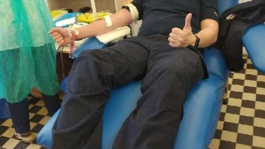 Mundurowi dzielą się płynem życia