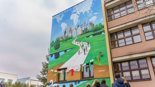 Mural zdobiący ścianę I LO im. Stefana Żeromskiego z szansą na nagrodę publiczności – trwa głosowanie!