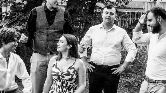 Muzyczna fuzja tradycji i jazzu. GUZIK&CHOŁOMIEJ wystąpią w ramach Lata w Filharmonii