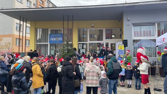 Na Czarnowie mieszkańcy i dzieci wspólnie ubierali choinkę