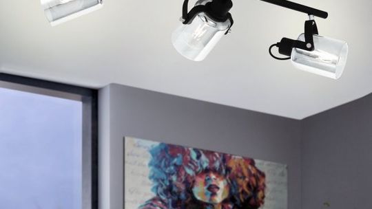 Na jakiej wysokości lampa nad stołem w jadalni.