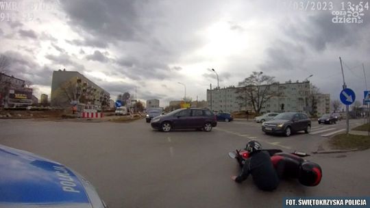 Na oczach policjantów przewrócił się na skrzyżowaniu. Był pijany