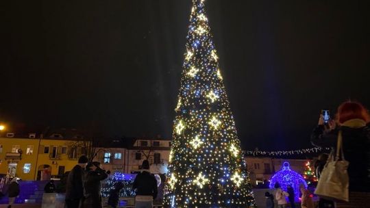 Na ostrowieckim Rynku rozbłysła choinka