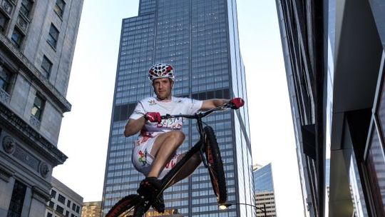 Na rowerze zdobywa najwyższe budynki świata. Do Kielc przyjeżdża ze specjalnym pokazem