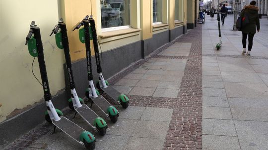 Na ulicach Kielc już stoją hulajnogi, na rower poczekamy