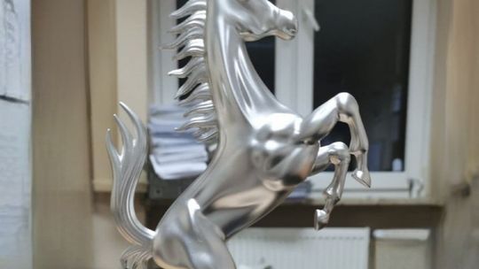Na wycieczce szkolnej ukradli figurkę konia wartą 100 tys. złotych