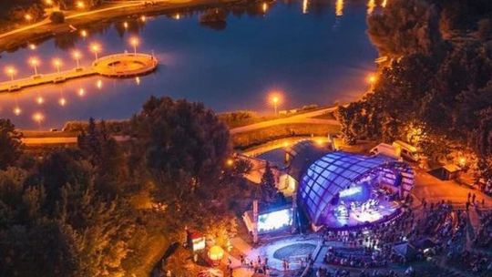 Nad ostrowieckim amfiteatrem powstaje zadaszenie  