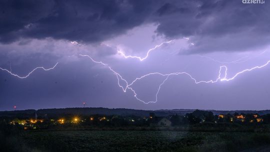 Nad świętokrzyskie nadciągają burze. Możliwy grad, ulewy i trąby powietrzne.