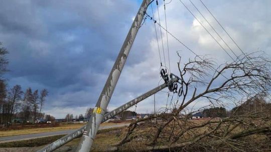 Nadal 15 tys. odbiorców bez prądu