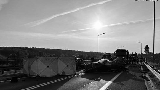Najbliżsi ofiar z wypadku na obwodnicy Ostrowca objęci opieką gminy
