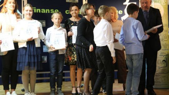 Najlepsi matematycy i przyszli bankowcy są w PSP nr 14 w Ostrowcu  