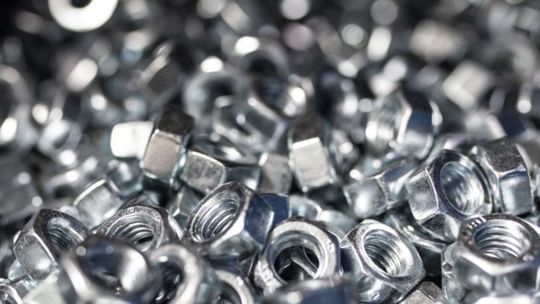 Nakrętki DIN 934 / ISO 4032 - podstawowe zastosowanie w przemyśle i budownictwie