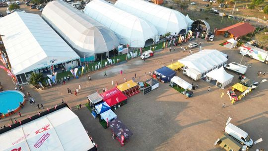 Namioty reklamowe i handlowe – klucz do widoczności Twojej firmy na targach