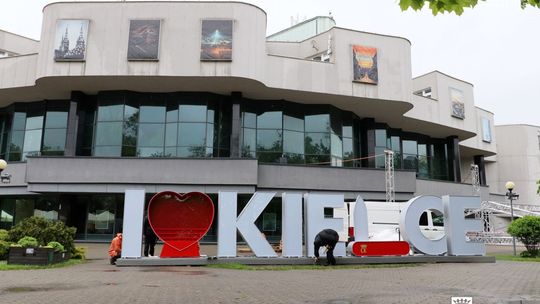 Napis „I ❤ Kielce” stanął przy KCK. Wkrótce oficjalne odsłonięcie