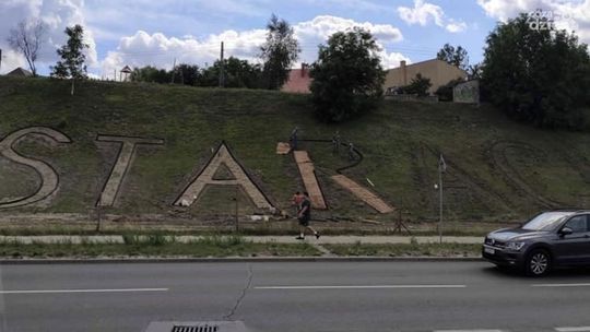 Napis "Starachowice" powstaje na skarpie wzdłuż ul. Wyszyńskiego
